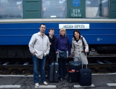 Nežinomo autoriaus nuotraukoje: filmo kūrėjai Aušra Vaitkevičienė ir Nerijus Gulbinas (centre)